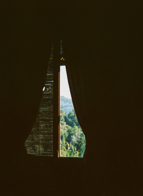 Kundeopplevelse - smilende kunde med telefon